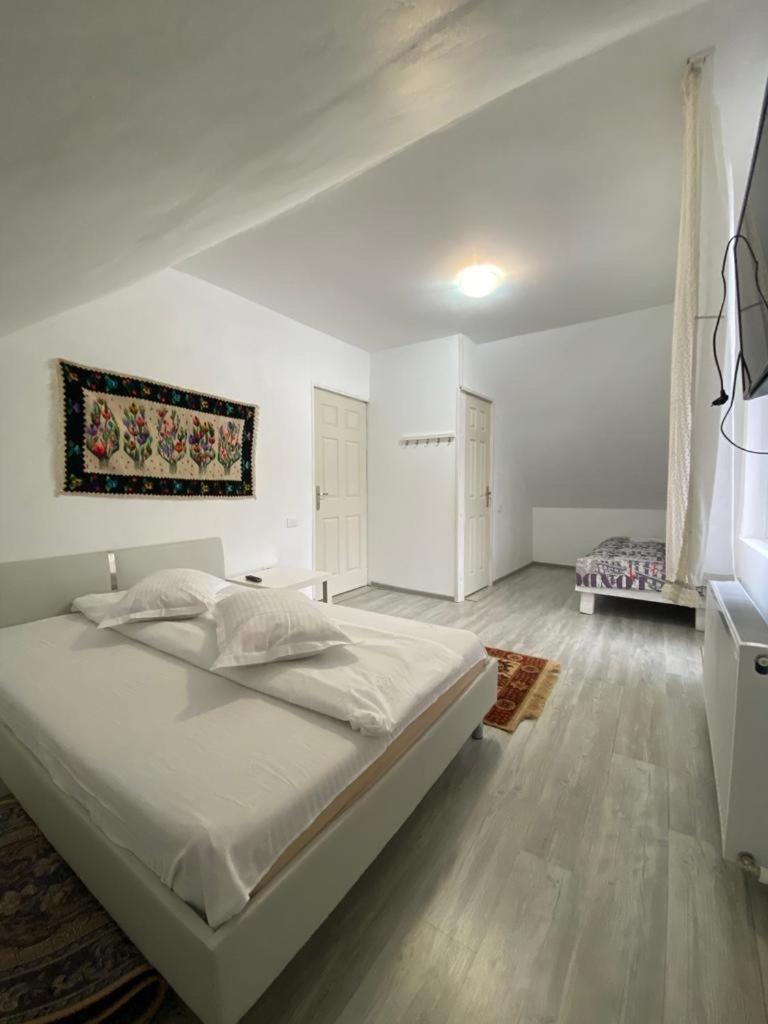 Отель Casa Mili Grinties Экстерьер фото